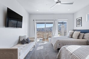 5 bedrooms, desk, iron/ironing board, travel cot - Spacious 5 Bedrooms 6 Bathrooms Near Zion Private Pool & Extra Large Hot Tub (Hurricane)