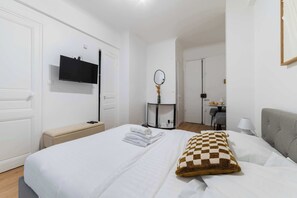 Een strijkplank/strijkijzer, wifi, beddengoed