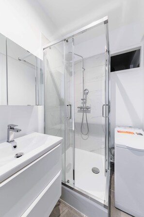 Een douche, een haardroger, handdoeken