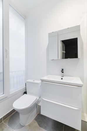 Een douche, een haardroger, handdoeken