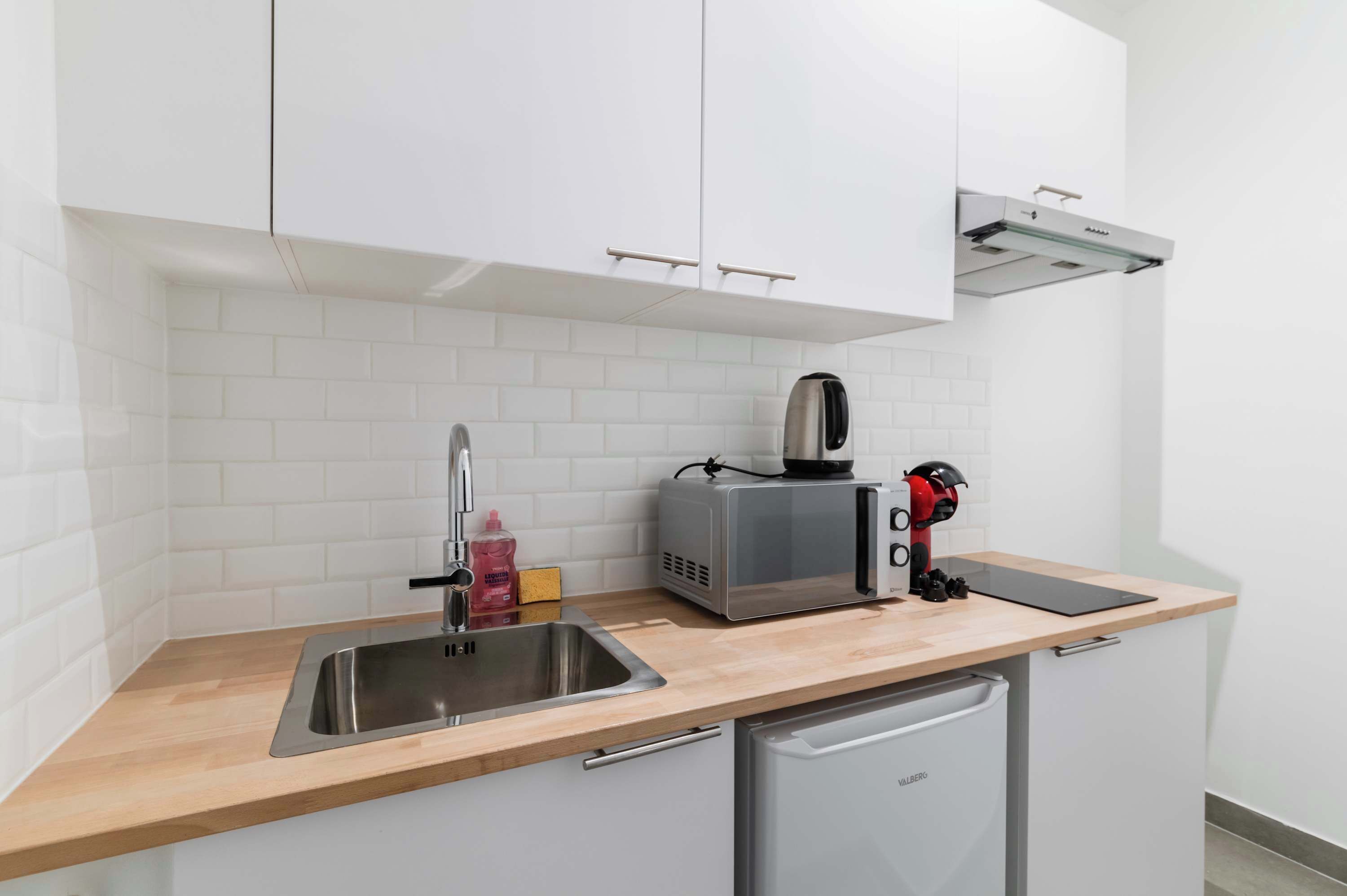 Geladeira, micro-ondas, cooktop, cafeteira/chaleira