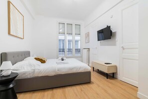 Een strijkplank/strijkijzer, wifi, beddengoed