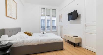 Studio elegant sacre coeur metro anvers - Paris 18 -2P