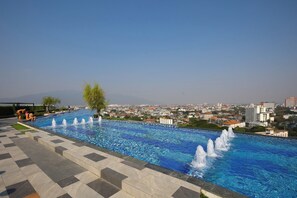 Outdoor pool - Luxury Astra Sky River Apartment (Chang Wat Chiang Mai)