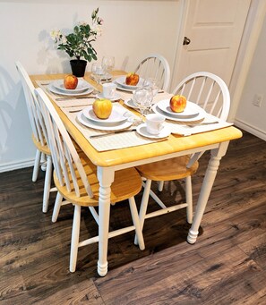 Dining - Entire guest house in Niagara Falls, Canada.
Up to 6 guests to sleep. (Niagara Falls)