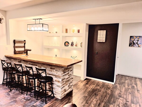 Interior - Entire guest house in Niagara Falls, Canada.
Up to 6 guests to sleep. (Niagara Falls)