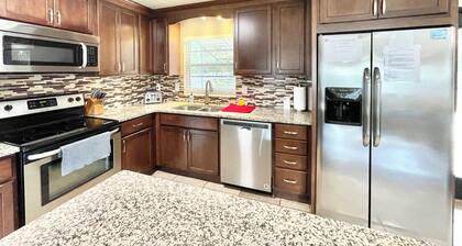 Spacious 4-bedroom house with Covered Private Pool in Gainesville