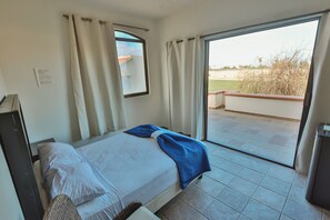 Een hotelkamer met een bed, een raam en uitzicht op de omgeving.