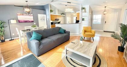 Charming 3-bedroom house with Private Pool and HOT TUB in lovely Gainesville