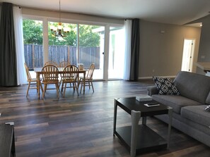 A spacious living room with a dining area, a gray sofa, and a modern coffee table. - Charming 3-bedroom house with AC and WiFi in Santa Rosa (Santa Rosa)