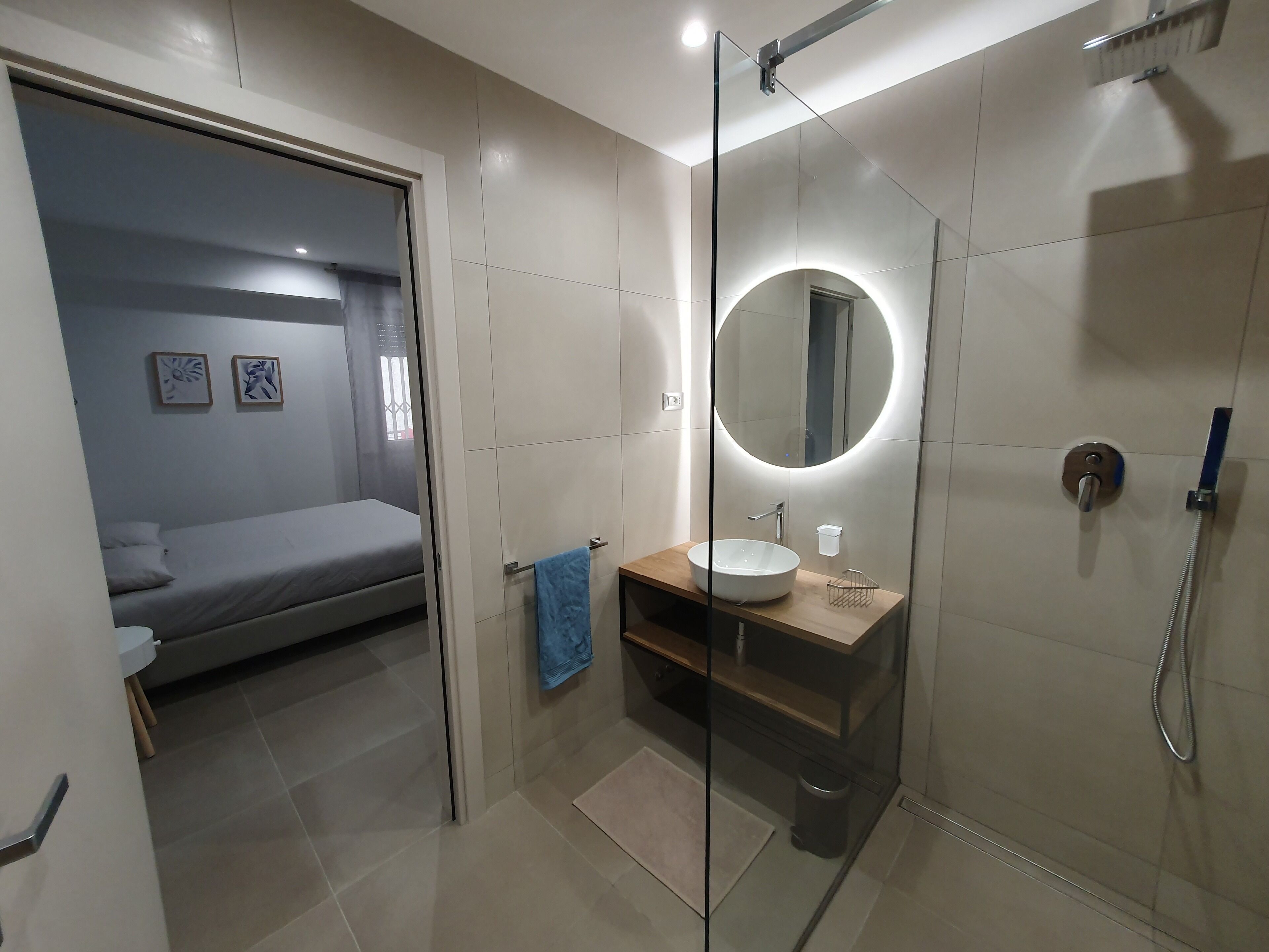 Douche, sèche-cheveux, bidet, serviettes fournies
