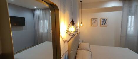 2 室のベッドルーム、セーフティボックス (室内)、WiFi (無料)