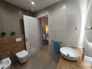 Dusche, Haartrockner, Bidet, Handtücher