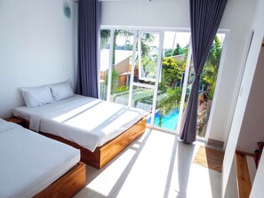 Habitación triple Confort, no fumadores, vistas al jardín | 1 dormitorio, escritorio, espacio para trabajar con un portátil