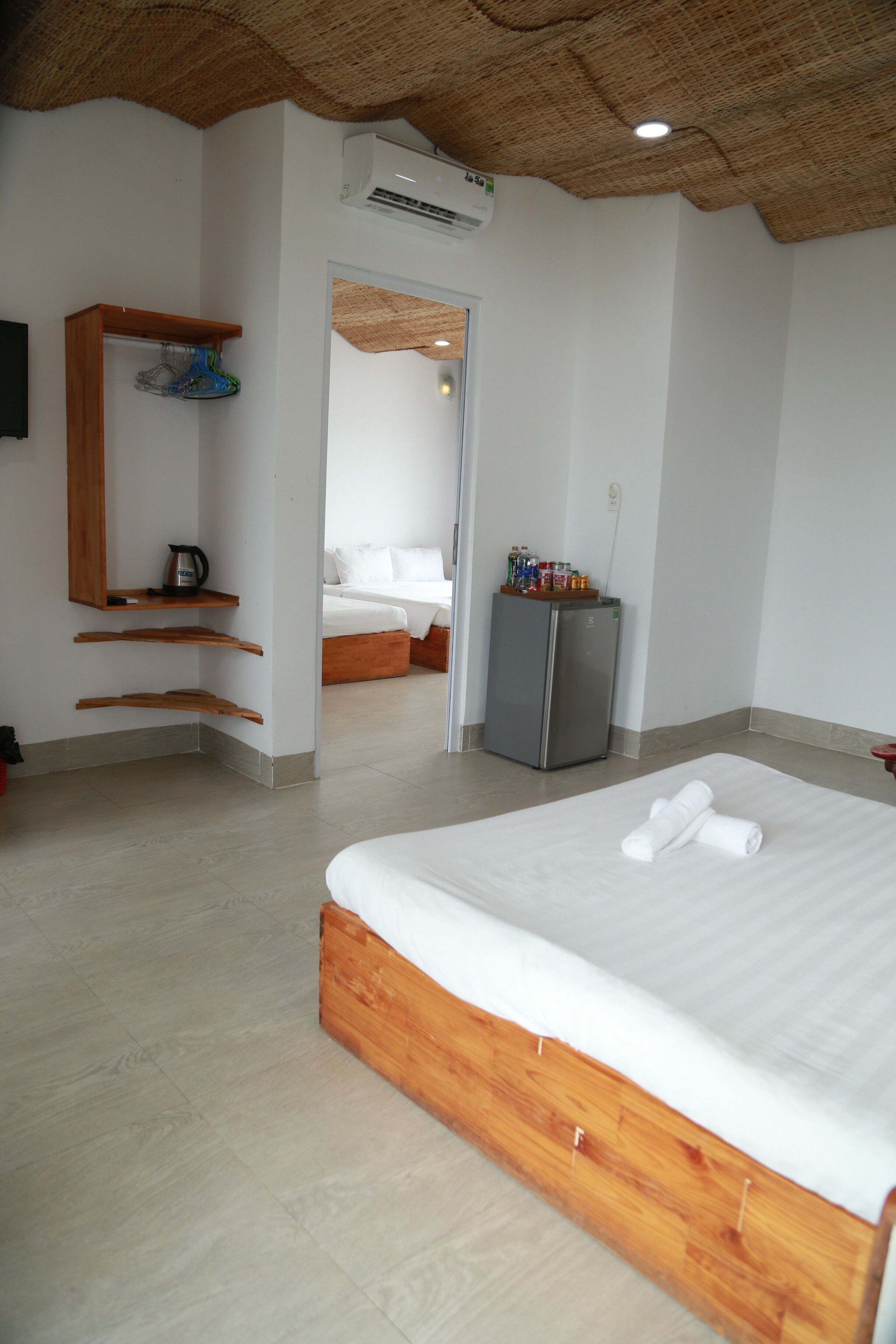 Tremannsrom – comfort, ikke-røyk, hageutsikt | Skrivebord, skrivebord for bærbar PC og blendingsgardiner