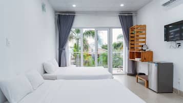 Superior tweepersoonskamer, niet-roken, uitzicht op zwembad | Een bureau, een laptopwerkplek, verduisterende gordijnen