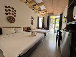Quarto de hotel com duas camas, televisão de tela plana e vista para o exterior.