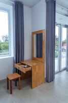 Escritorio, espacio para trabajar con laptop y cortinas blackout
