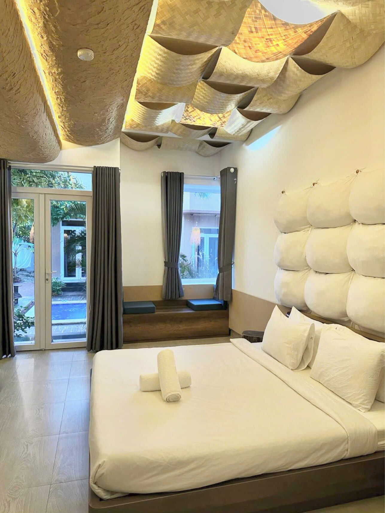 Bungalow – comfort, ikke-røyk, bassengutsikt | Skrivebord, skrivebord for bærbar PC og blendingsgardiner