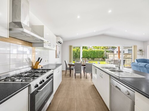 Charming 4Bedroom Home Near TrainStation & Beaches