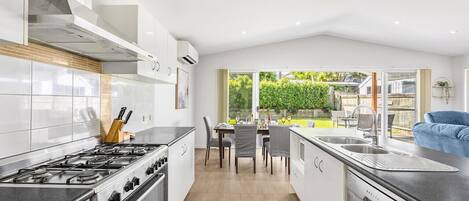 Frigorifero, microonde, forno, piano cottura