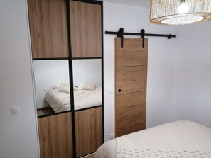 1 habitación, tabla de planchar con plancha, cuna de viaje y wifi