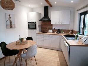 Fridge, microwave, oven, stovetop - Cottage "Les Cannas" with swimming pool (Arès)