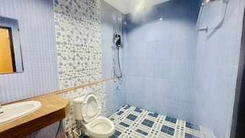 Habitación clásica doble, 1 cama de matrimonio grande, Aire acondicionado | Baño