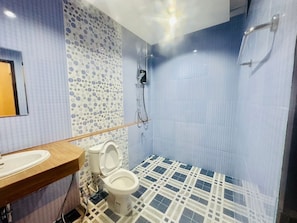 Classic Double Room, 1 King Bed, Air conditioning | Bathroom