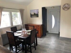 Dining - La Ravine, house on the banks of the loing for up to 6 people, with canoes and rowing boat. (Montigny-sur-Loing)