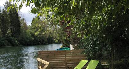 La Ravine, house on the banks of the loing for up to 6 people, with canoes and rowing boat.