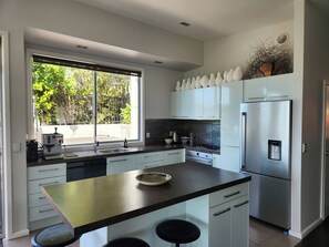 Refrigerador, microondas, horno y parrilla de estufa