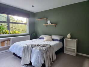 3 chambres, bureau, fer et planche à repasser, lit parapluie