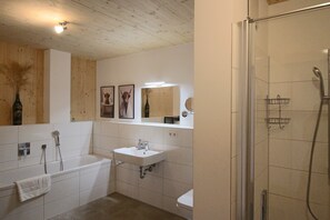 Douche, sèche-cheveux, serviettes fournies