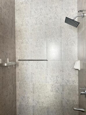 Douche, sèche-cheveux, serviettes fournies, savon