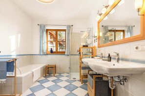 Een douche, een bidet, handdoeken