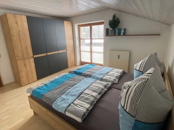 1 bedroom, bed sheets - Vacation apartment for 2 persons, 50 m², 1 separate bedroom, balcony (Inzell)