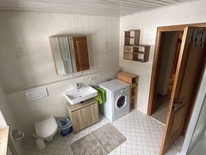 Shower, hair dryer, towels - Vacation apartment for 2 persons, 50 m², 1 separate bedroom, balcony (Inzell)