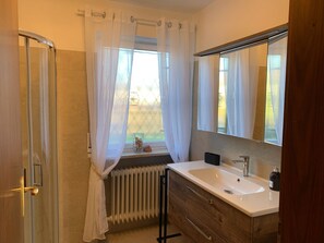 Douche, sèche-cheveux, serviettes fournies