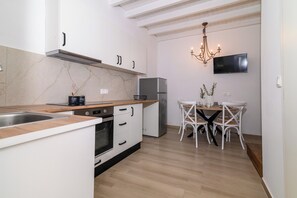 Fridge, oven, stovetop, coffee/tea maker