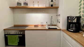 Fridge, oven, stovetop, coffee/tea maker