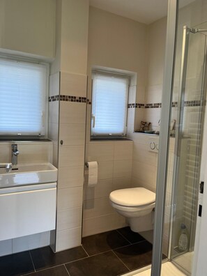 Dusche, Haartrockner, Handtücher