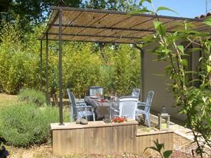 Outdoor dining - Air-conditioned house Gorges de l'Ardèche, pets welcome (Chauzon)