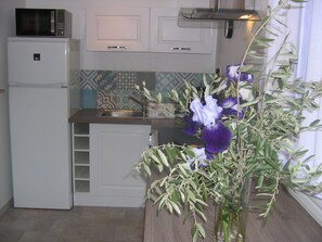 Kylskåp, mikrovågsugn, ugn och kaffe- och tebryggare