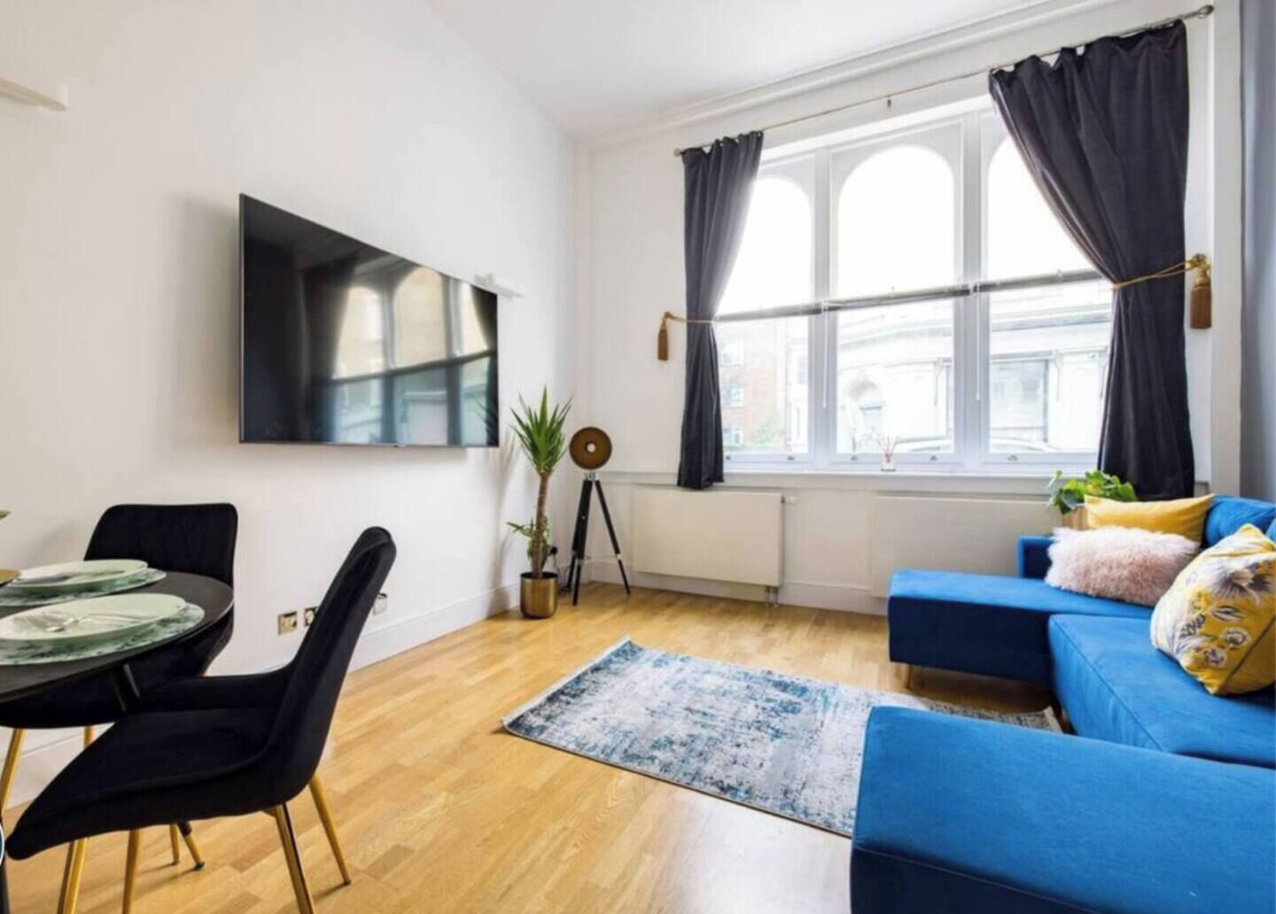 Modern 3-bedroom, 3-bathroom Duplex In Chelsea With A Private Garden And Terrace, Fully Equipped Kitchenette, And Free Wifi. Just A 14-minute Walk To Stamford Bridge And Close To South Kensington Tube  Perfect For Families Or Groups. - 풀럼