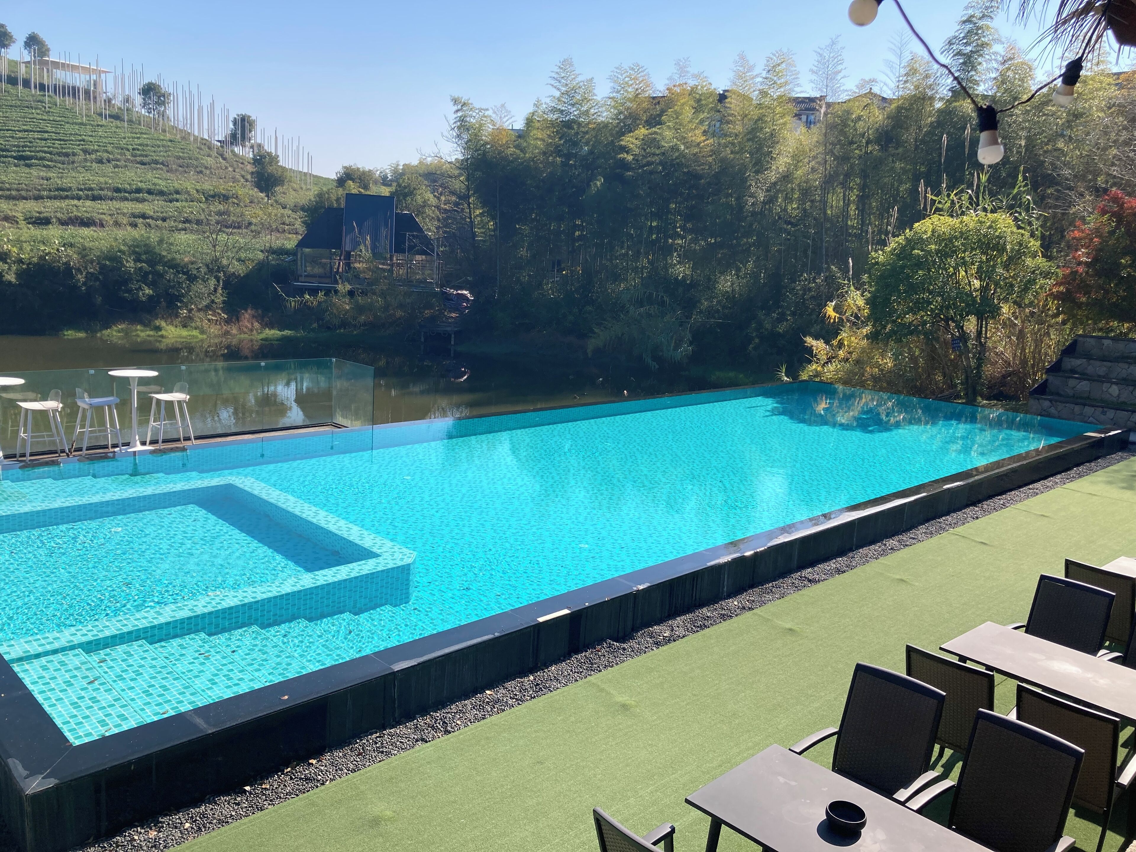 Una piscina al aire libre
