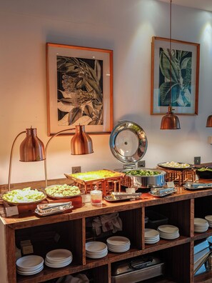 Desayuno con opciones de la cocina local incluido todos los días 