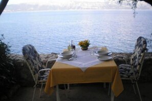 Outdoor dining - Guest House Hazdovac Rooms- Double Room with Balcony and Sea View (Babino Polje)