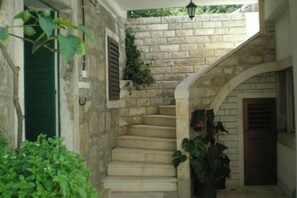 Exterior detail - Guest House Hazdovac - Double Room with Balcony and Sea View 3 (Babino Polje)