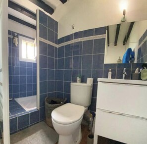 Shower, hair dryer, toilet paper - House-Exceptional view-Private estate LE CAPITOU with swimming pools (Fréjus)